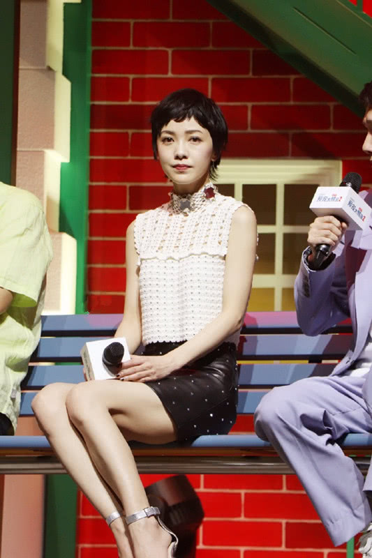 郭采洁美了穿高领露脐上衣搭黑色皮裙瘦的女生就该这么穿