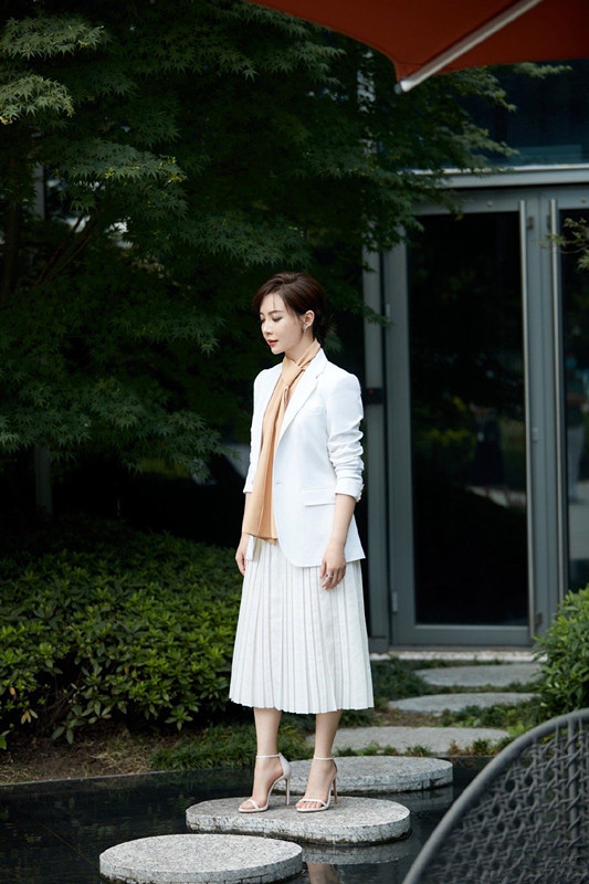 陈数好会穿穿红色运动夹克搭黑色休闲裤像极了运动少女