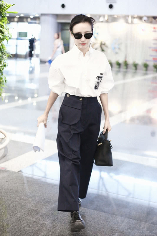 而且,是一款黑色的工裤,这个搭配风格就使得董洁看着很酷,很帅了