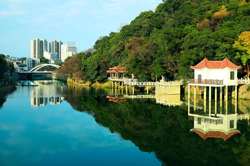 山水与共龙岩城