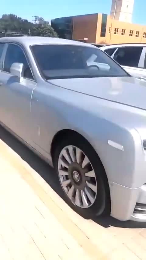 银色看起来是幻影劳斯莱斯幻影