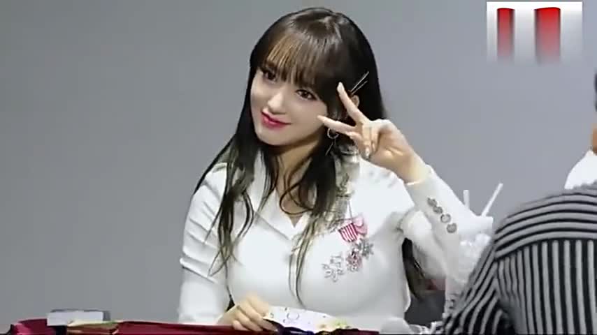 程潇签售会一袭白衣,比心太有爱了!