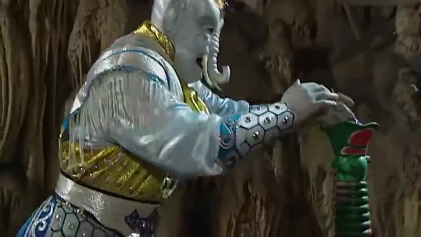 西游记续集:孙悟空被困在瓶子里,仙姑将唐僧捉去,却好生相待