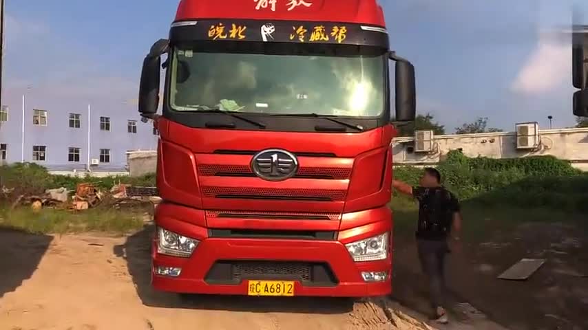 卡车嘎子哥:小康同学也要把车头摘掉,看他的车螺丝有没有松