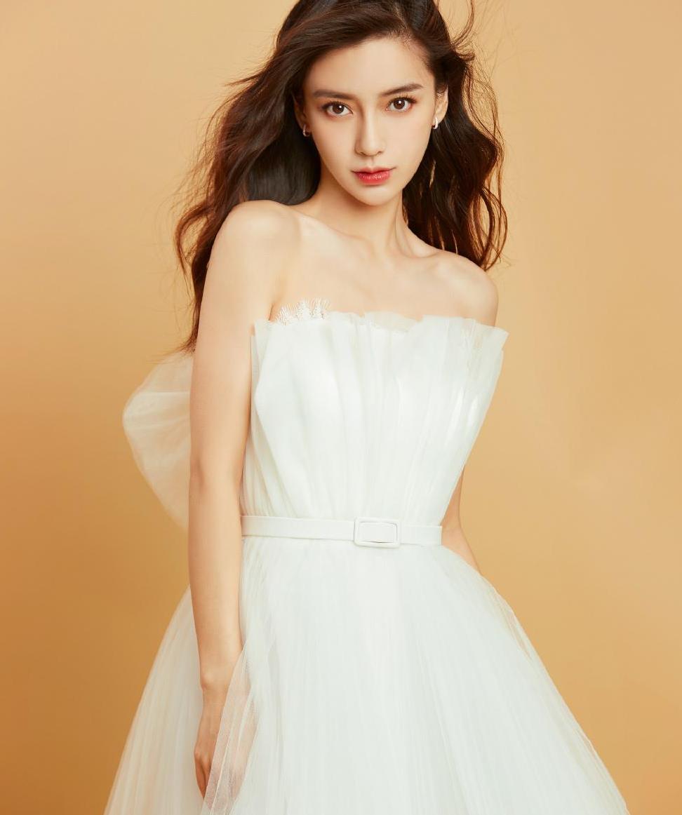 1/ 6杨颖出道很早的,在自己14岁时,就在香港以平面模特的身份拍摄了不