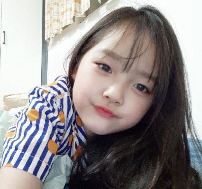 韩国最火表情包女孩长大了!