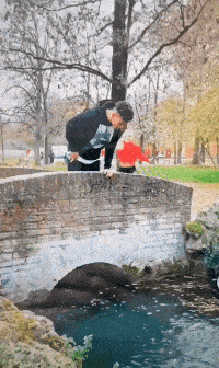 我问爸爸照片中站在他旁边的那位年轻叔叔是谁？他说那是你妈！休闲区蓝鸢梦想 - Www.slyday.coM