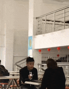 我问爸爸照片中站在他旁边的那位年轻叔叔是谁？他说那是你妈！休闲区蓝鸢梦想 - Www.slyday.coM