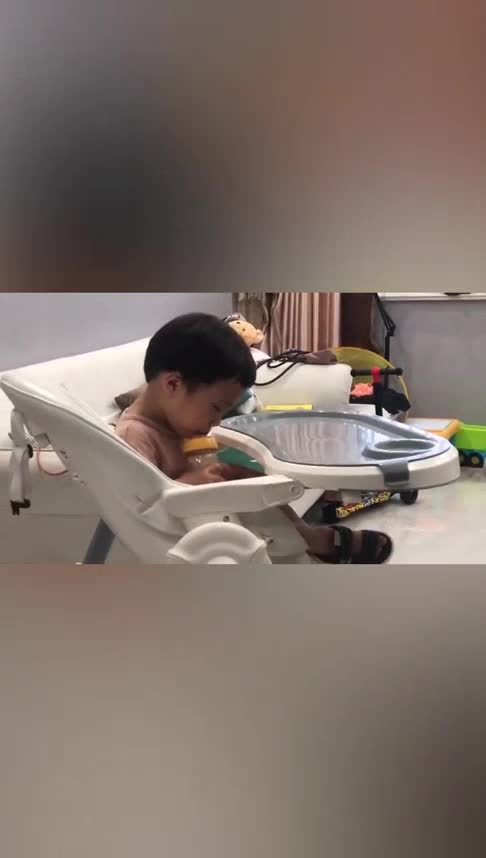 小宝宝喝奶的样子好搞笑喝着喝着居然就睡着了太逗了