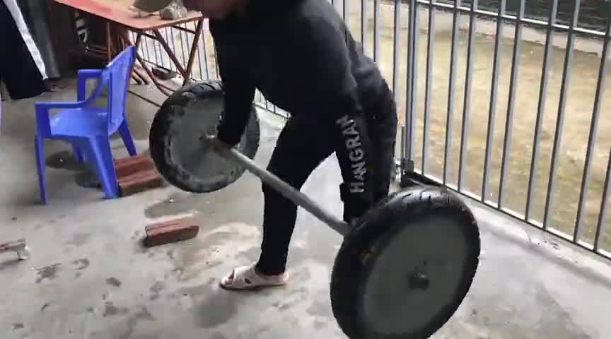 农民工业余时间没钱去健身房,用轮胎混凝土自制杠铃健身?省钱!