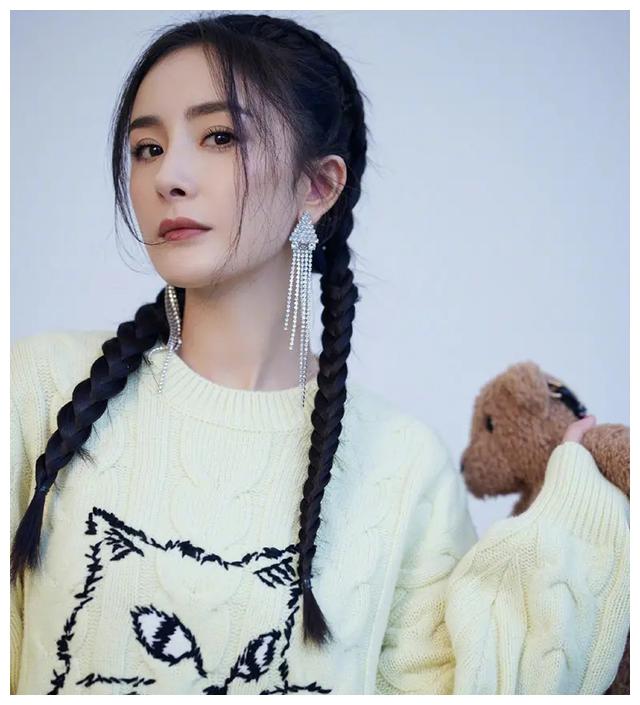 杨幂最新写真照片曝出扎两麻花辫少女感爆棚