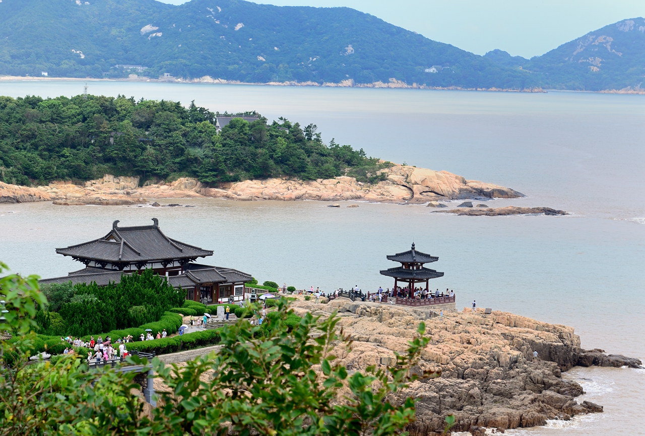 浙江很受欢迎的一座山,有"南海圣境"之称,地形呈菱形状