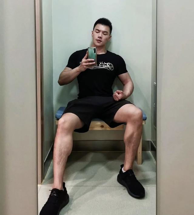 超火肌肉小哥被疯狂盗图满屏荷尔蒙抵不住了