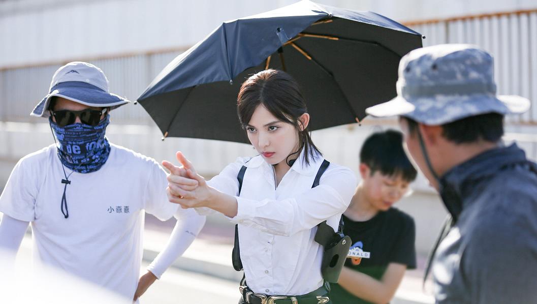 古力娜扎新电视剧海报曝光握枪动作成槽点被指不够专业