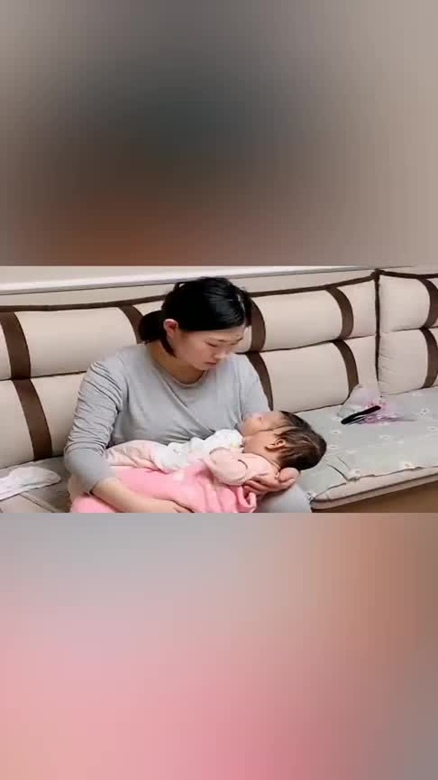 母亲怀抱婴儿真实图片图片