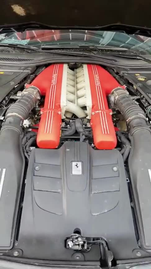 打开法拉利f12的引擎盖12缸引擎展现超跑的霸气