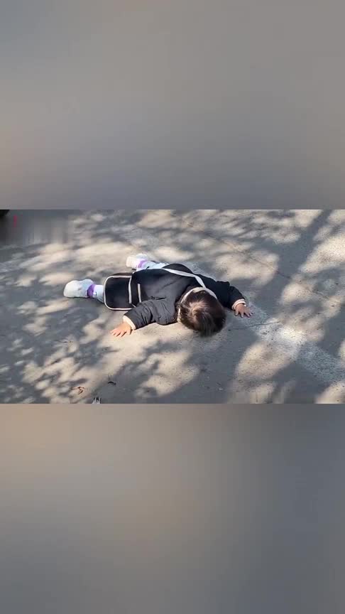 可怕的两岁动不动撒泼打滚请问我该怎么办