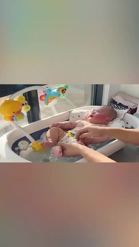 给三个月的小宝宝洗澡小家伙好享受呀真可爱