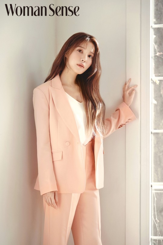 韩国女艺人郑诗雅拍女性杂志封面写真