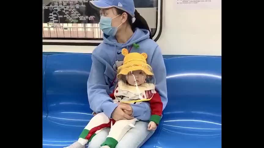 爸爸带娃玩了一天,双双累瘫在地铁上酣睡的样子太可爱了!