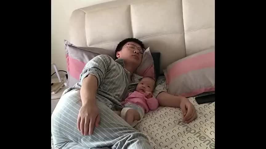 让老公哄孩子睡觉,一进门看到儿子的反应,为娘真是哭笑不得!