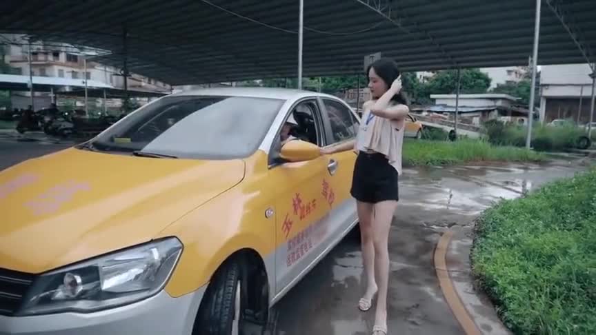 有这样美女教练,还不得天天去练车啊!