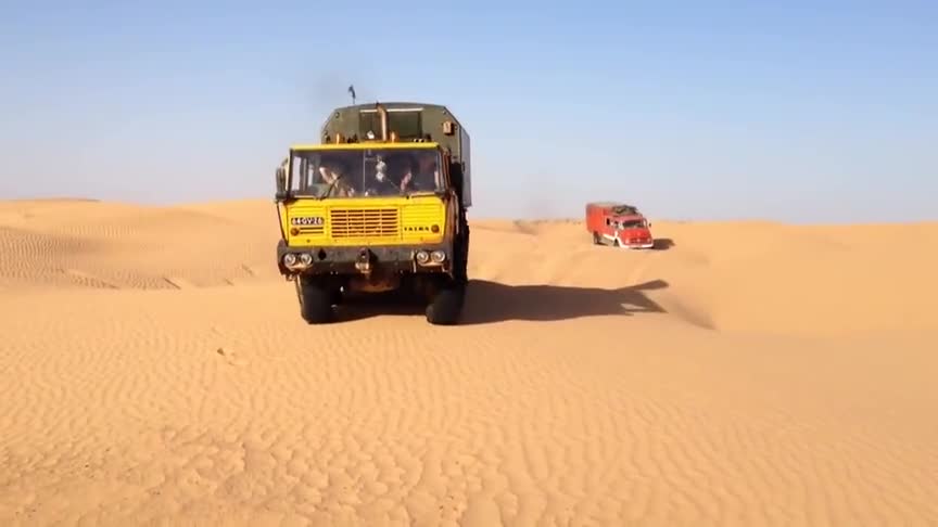 太拖拉卡车,沙漠里照样能开,强悍的越野性能,不分地点!