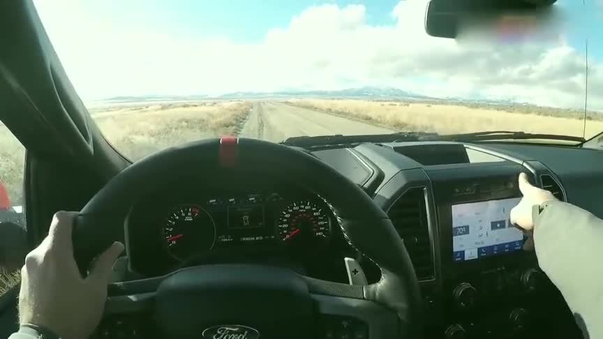 坐进福特猛禽驾驶舱开车跑一圈