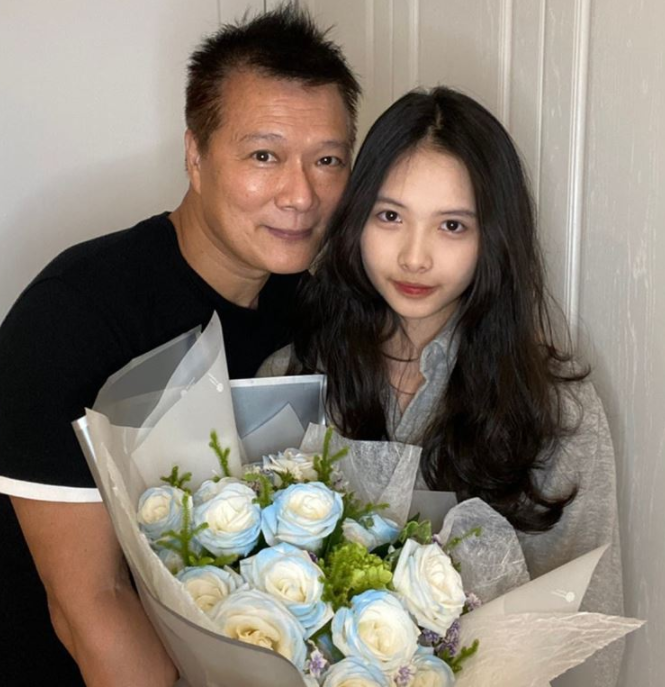 45岁林书炜近照曝光身材比17岁女儿还好身材苗条宛如少女