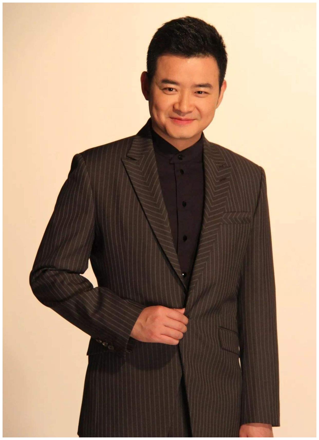 被王小丫带火的李佳明,在巅峰时期辞职远赴美国,现状让人敬佩