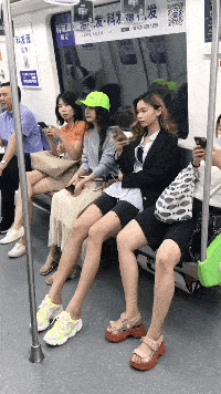 我问爸爸照片中站在他旁边的那位年轻叔叔是谁？他说那是你妈！休闲区蓝鸢梦想 - Www.slyday.coM