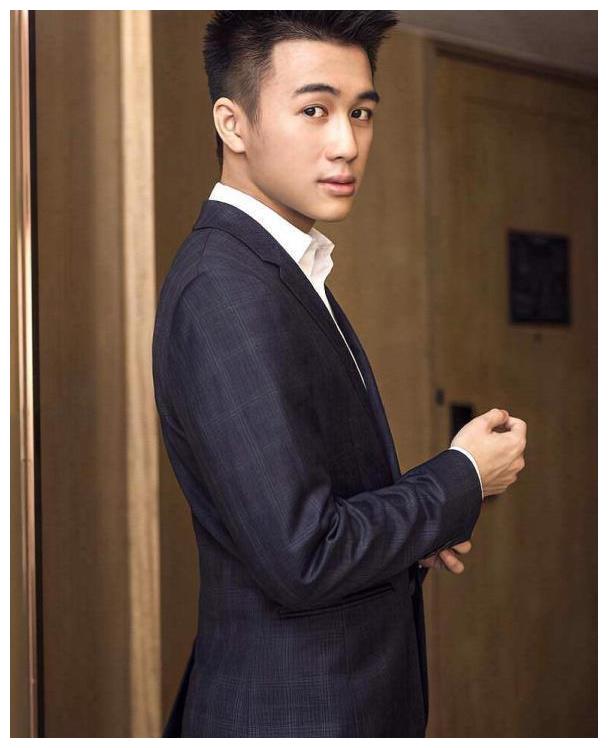 何猷君久违露面,放下大背头看着好清爽,走机场紧随奚梦瑶似迷弟|何猷