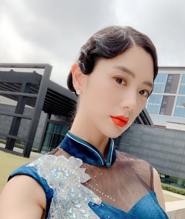 克拉拉的最新复古旗袍造型,将傲娇的身材展露无遗,尽显优雅气质