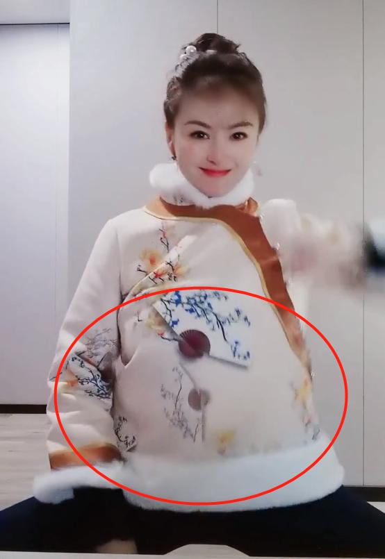 戴娇倩肚子凸起圆润像皮球,双腿岔开跨凳子,上半身臃肿被疑怀孕