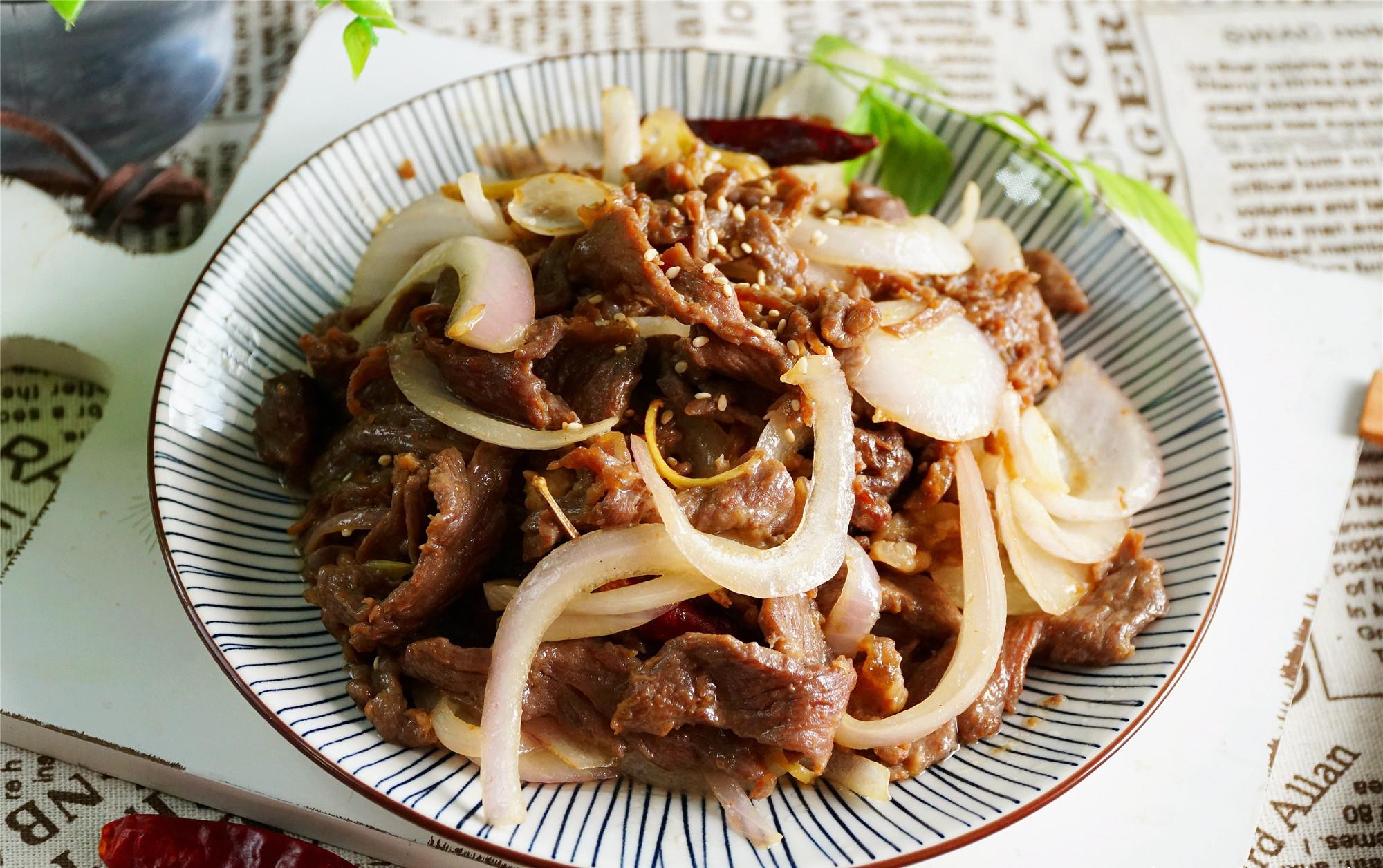 秋天贴秋膘吃什么,来一道洋葱炒牛肉,香浓美味,嚼劲十足