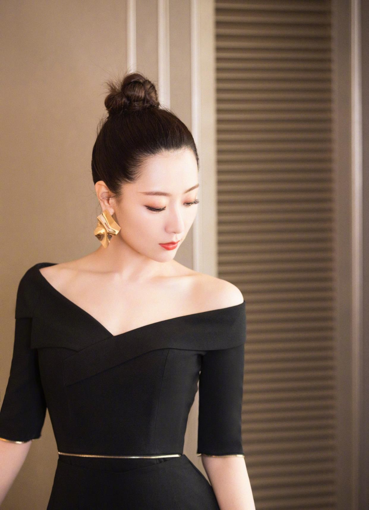 伟德bv1946官网-美到犯规贾静雯白色露肩装优雅气质杀