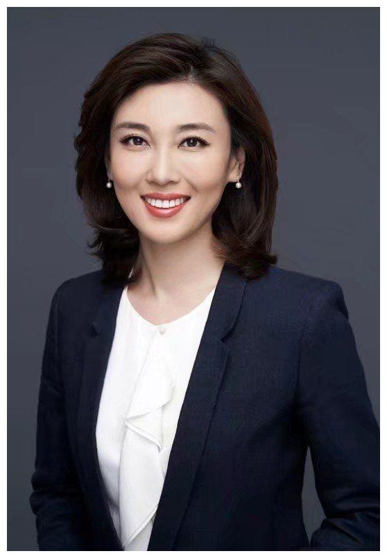 央视李红归来,颜值再攀高峰,亮紫色西装配齐肩内卷,优雅大气__财经