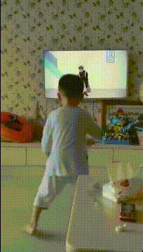 我问爸爸照片中站在他旁边的那位年轻叔叔是谁？他说那是你妈！休闲区蓝鸢梦想 - Www.slyday.coM