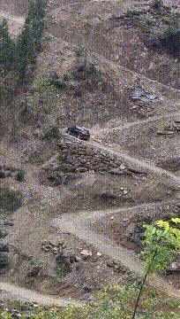 我问爸爸照片中站在他旁边的那位年轻叔叔是谁？他说那是你妈！休闲区蓝鸢梦想 - Www.slyday.coM