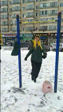 我问爸爸照片中站在他旁边的那位年轻叔叔是谁？他说那是你妈！休闲区蓝鸢梦想 - Www.slyday.coM