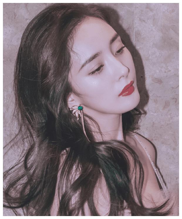 杨幂为何总是留着中分?看到她的"狗啃刘海"照,颜值瞬间老10岁