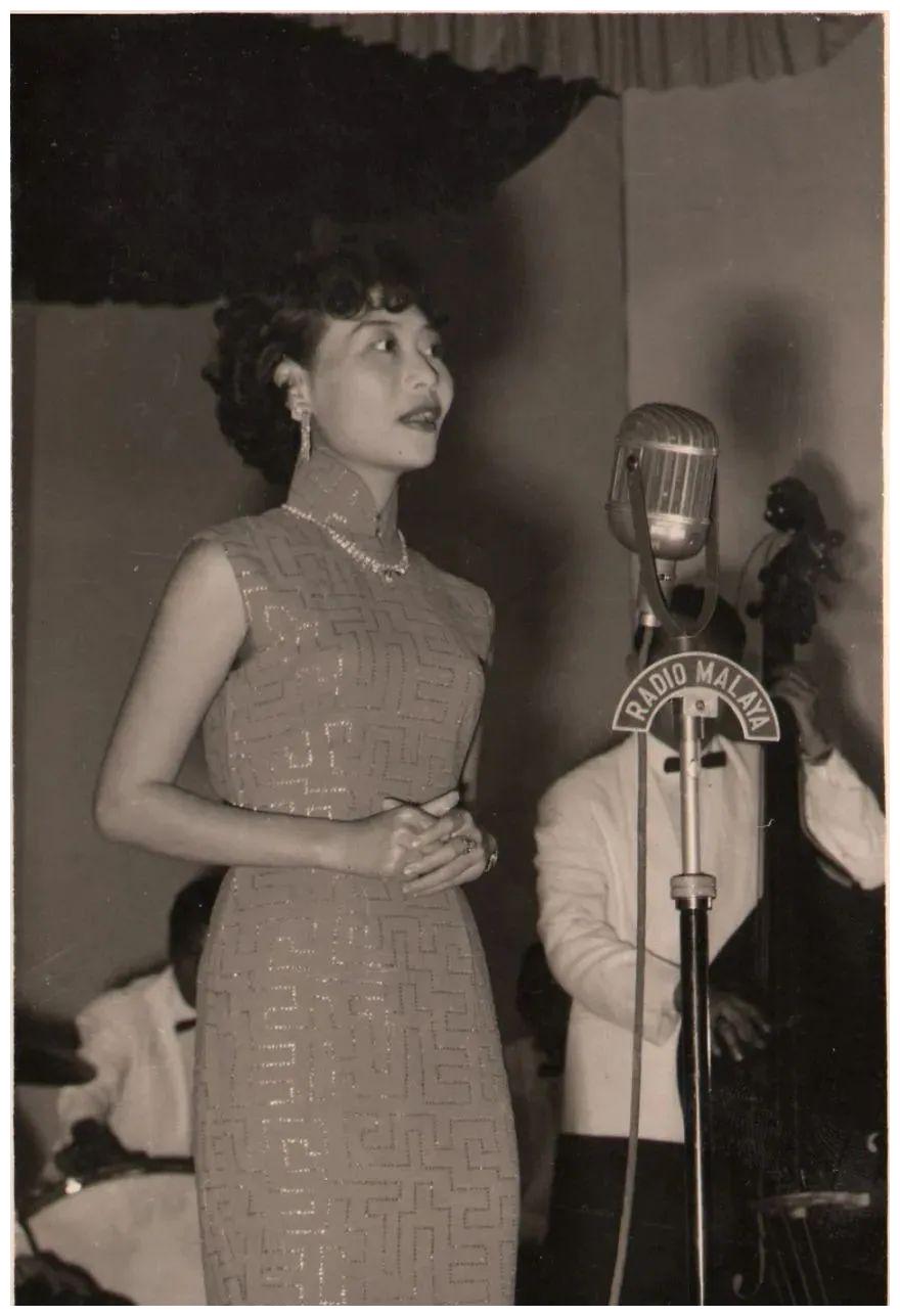 正文                小哥说,他外婆叫梁萍,曾经是上海的一名歌星.