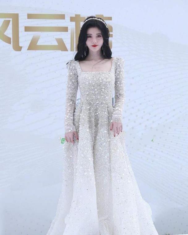 许多人都曾怀疑她谎报身高,鞠婧祎出席活动,脚踩恨天高,显而易见是