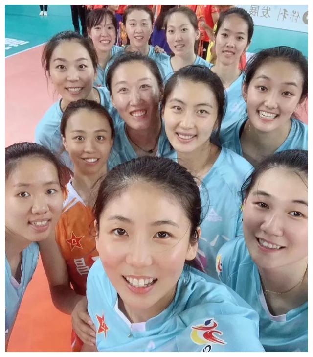 欧阳茜茜携手八一姐妹结伴考驾照,无缘联赛她们没闲着|高意|八一女排