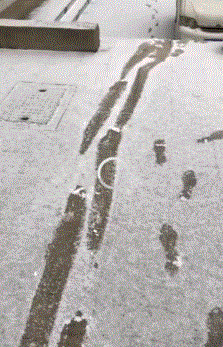 我问爸爸照片中站在他旁边的那位年轻叔叔是谁？他说那是你妈！休闲区蓝鸢梦想 - Www.slyday.coM