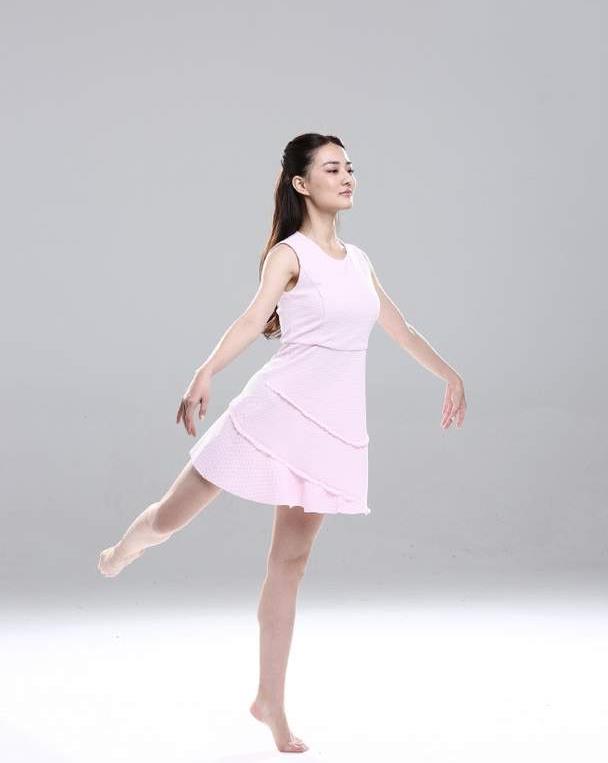 徐璐光脚丫跳芭蕾穿无袖连衣裙初恋感爆棚瘦却有曲线感