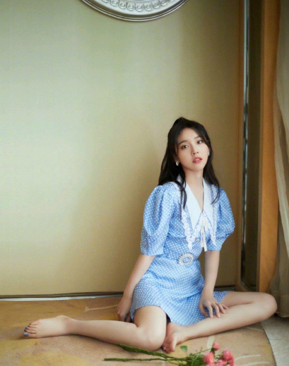 张佳宁有颜又会穿蓝色波点初恋裙清纯甜美嫩成大学生模样