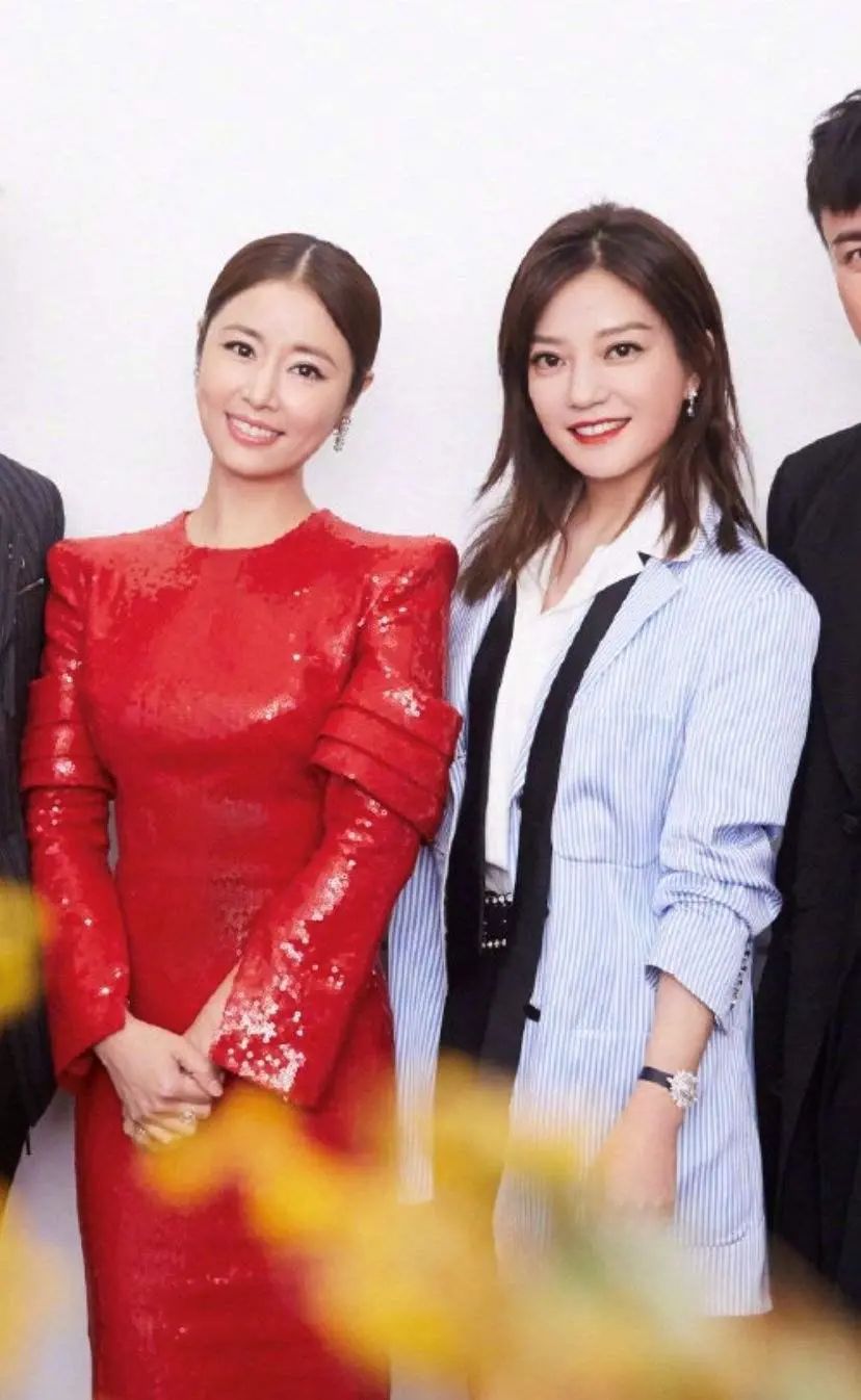 林心如终于放弃甜美风,穿红裙同框干练风赵薇,女人味更胜一筹