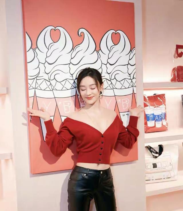 袁姗姗厉害了露脐上衣搭皮裤藏不住小蛮腰不愧是马甲线女神