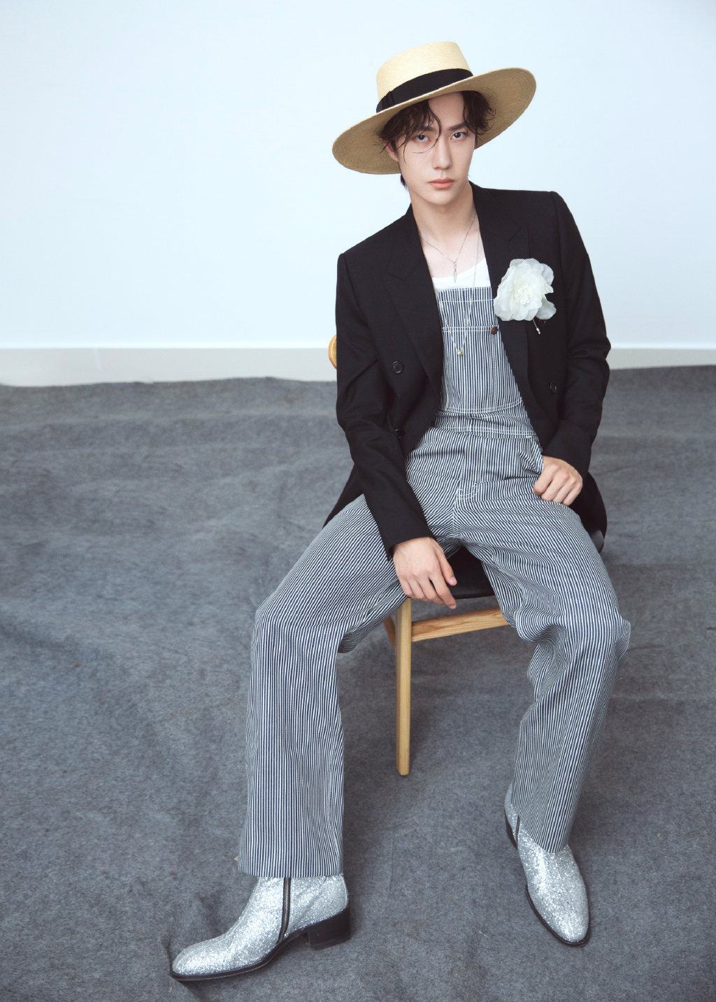 王一博西装搭配背带裤又酷又甜